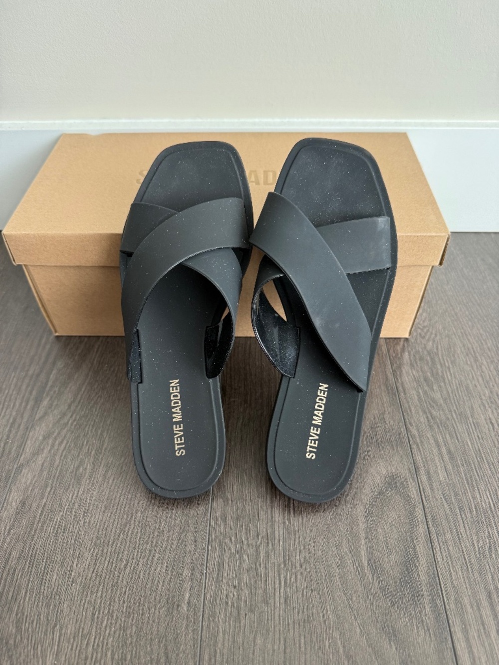New Steve MaddenHorizon black slides in size 6